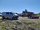 Vy�et�ovatel� hasi�� a policist� po p��jezdu na po���i�t�. (11.5.2021).
