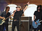 Brian Johnson z kapely AC/DC bhem vystoupení s Foo Fighters na koncert Vax...