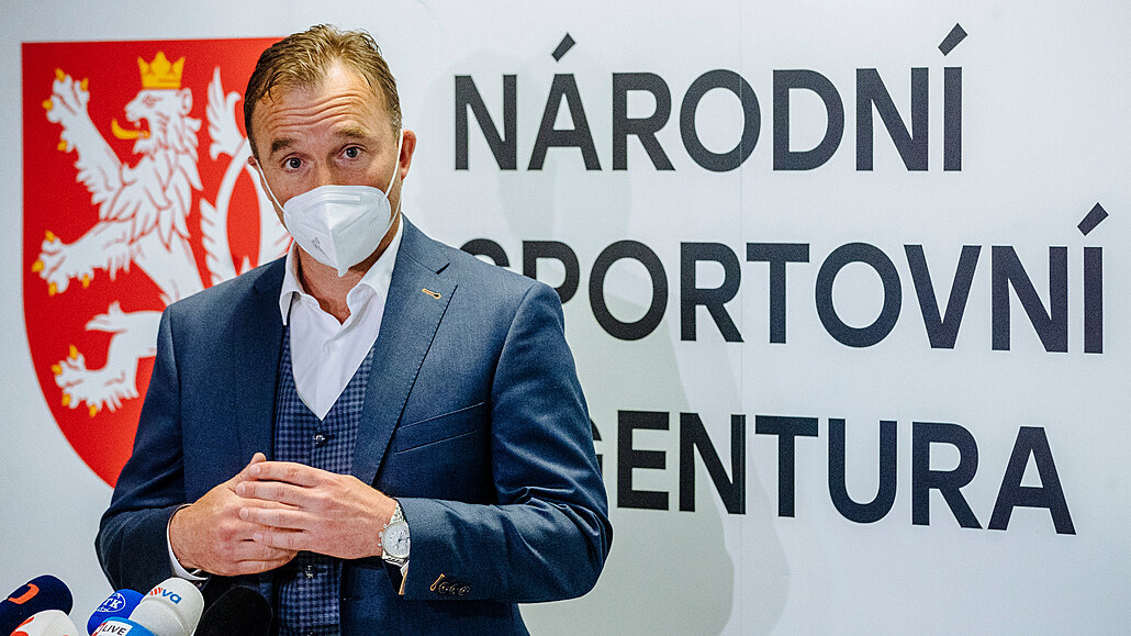 Hniličkova rezignace měla přijít dřív, shodují se Janda a Hamza