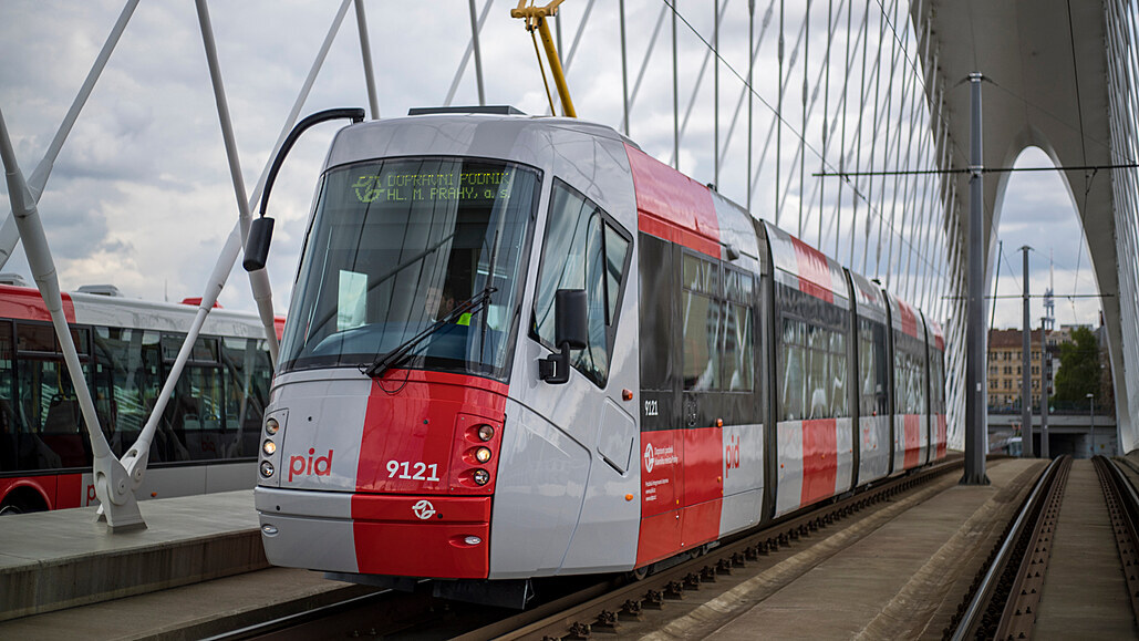 Pražané už mohou v ulicích potkat tramvaj v novém šedo-červeném designu Pražské...