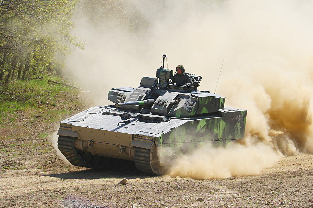 Zkoušky nabízených bojových vozidel pěchoty (BVP). Na snímku CV90.