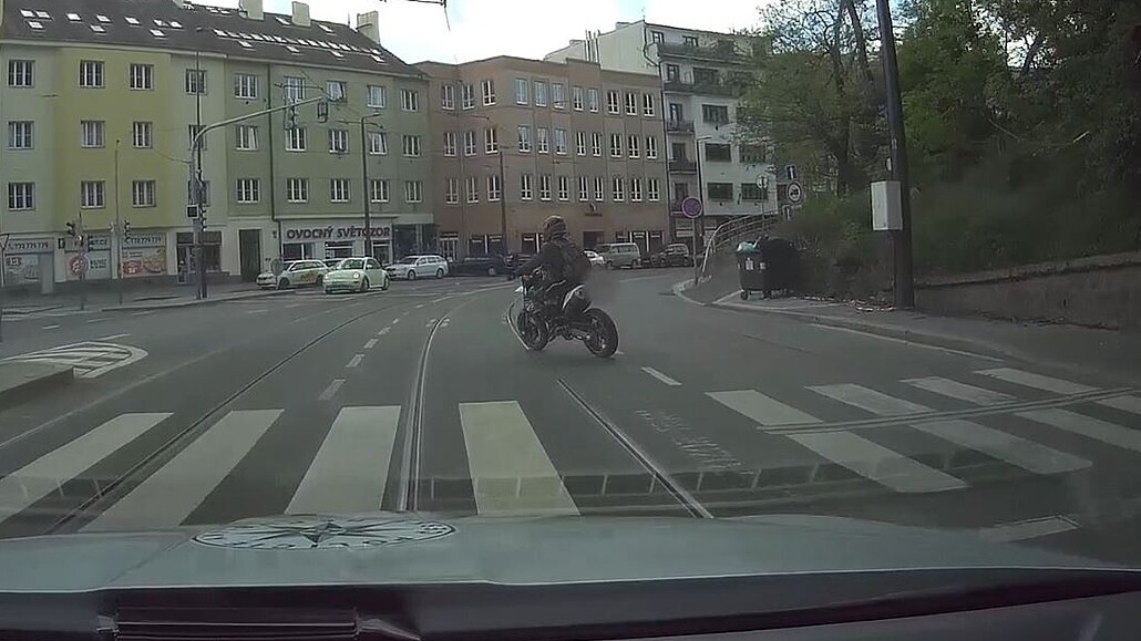 Zdrogovaný muž ujížděl policistům na kradené motorce, málem srazil chodce