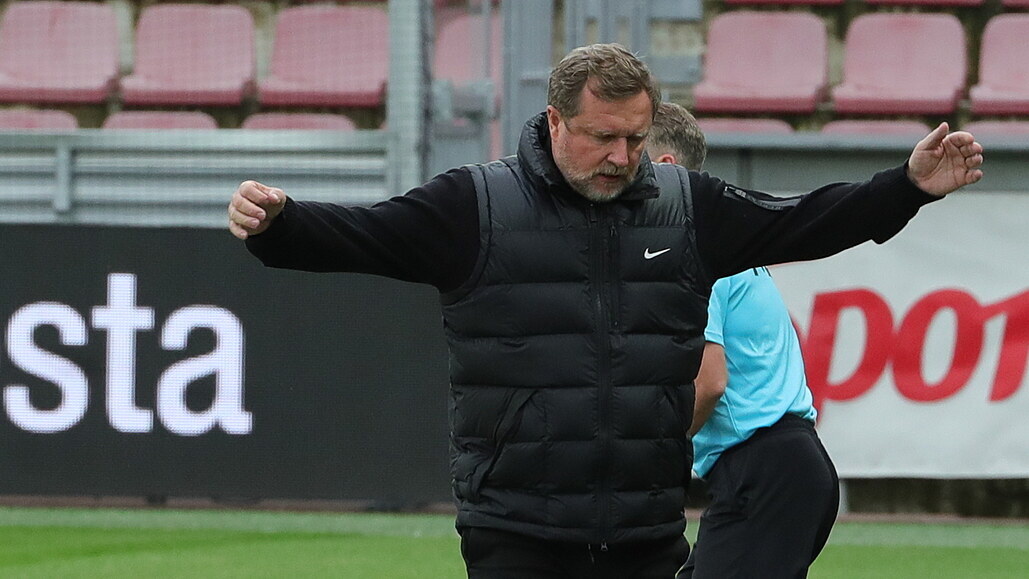 Nespokojený kou� Sparty Pavel Vrba b�hem ligového utkání proti Plzni.