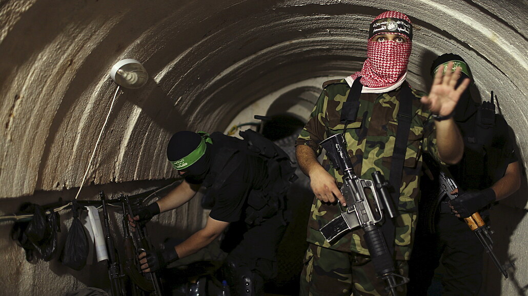 Palestinský bojovník ozbrojeného kídla hnutí Hamas v podzemním tunelu v Gaze...
