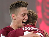 Adam Karabec a Tomáš Wiesner ze Sparty slaví gól v zápase proti Plzni.