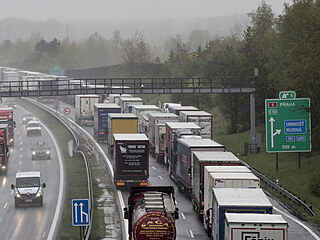 Na příjezdech do Prahy se od čtvrtečního rána tvořily kolony. (13. května 2021)