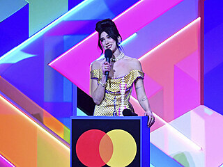 Zpěvačka Dua Lipa ovládla hudební ceny Brit Awards 2021 v londýnské O2 Areně....