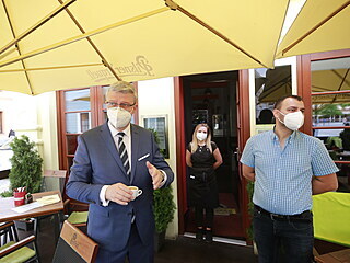 Otevírání zahrádek restaurací v Berouně. Karel Havlíček (místopředseda vlády)...
