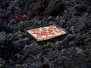 David Garcia připravuje pizzu přímo na guatemalské sopce Pacaya, z níž proudí...
