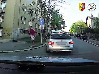 Pražští policisté v pondělí večer chtěli zkontrolovat právě projíždějící auto,...