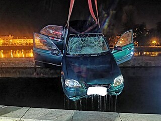 Auto, které sjelo na pražské Kampě do Vltavy, vyprošťovaly v pondělí v noci tři...