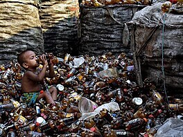 Autorem snad nejsmutnějšího snímku s názvem Pití z odpadu je Md Mahabub Hossain...