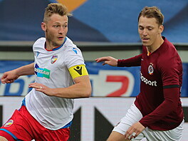 Plzeský kapitán Jakub Brabec (vlevo) a útoník Sparty Luká Juli (vpravo).