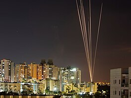 Rakety odpaluje také palestinské hnutí Hamás z pásma Gazy smrem do Izraele....