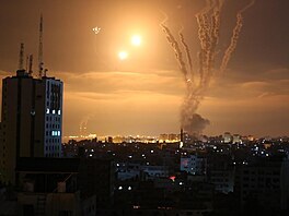 Palestinské hnutí Hamás pálí rakety smrem k Izraeli ze severní ásti pásma...