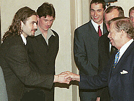 David Moravec (vlevo) si potřásá rukou s prezidentem Václavem Havlem, který v...
