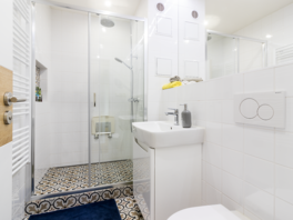Oba pokoje navazují na koupelnu s toaletou, která je mimo provoz denní zóny.