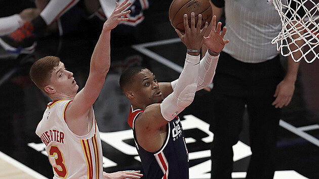 Russell Westbrook z Washingtonu zakonuje, za nm je Kevin Huerter z Atlanty.