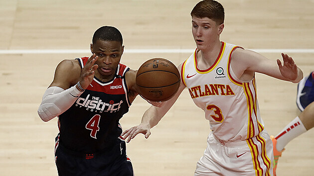 Russell Westbrook (vlevo) z Washingtonu a Kevin Huerter z Atlanty.