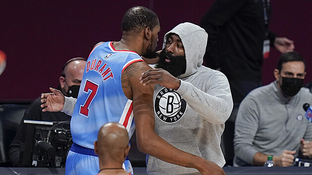 James Harden a Kevin Durant z Brooklynu se povzbuzuj ped zpasem.