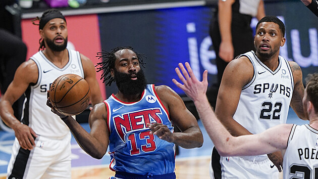 James Harden z Brooklynu pihrv, vpravo ho sleduje Rudy Gay ze San Antonia.