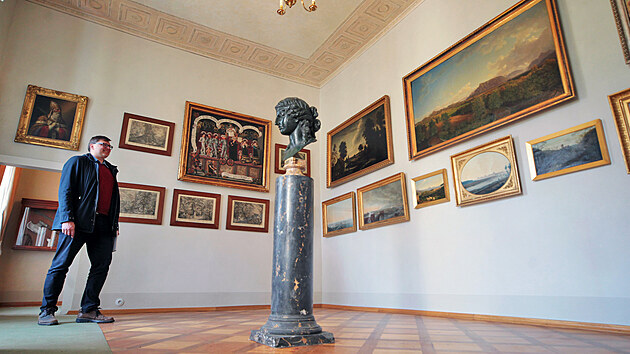 Kastelán kynžvartského zámku Ondřej Cink v obrazárně, kde budou k vidění více než tři desítky obrazů dosud ukrytých v depozitáři.