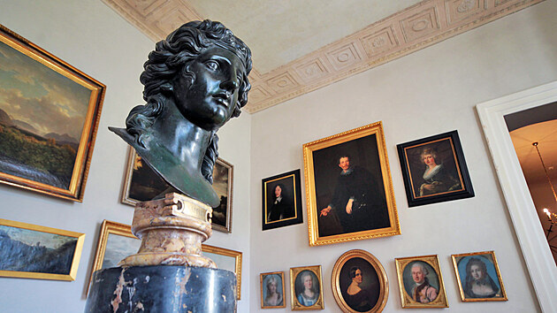 V obrazárně kynžvartského zámku budou k vidění více než tři desítky obrazů dosud ukrytých v depozitáři. V popředí busta básnířky Sapfó.