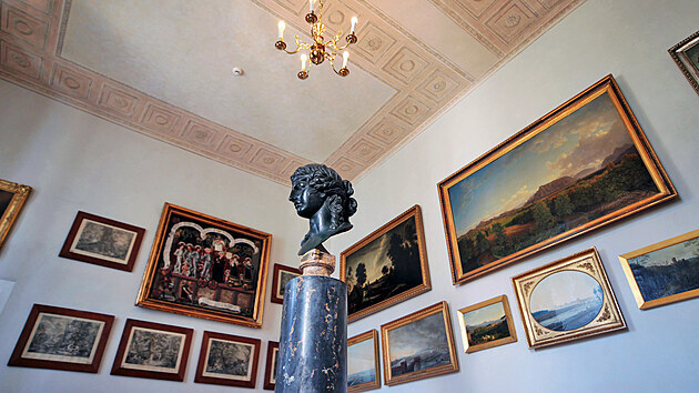 V obrazárně kynžvartského zámku budou k vidění více než tři desítky obrazů dosud ukrytých v depozitáři. V popředí busta básnířky Sapfó.