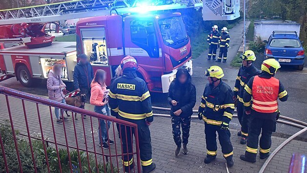 Hasiči evakuovali obyvatele domu, kde vyhořel byt. (14. května 2021)