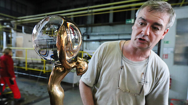 Křišťálový glóbus, hlavní cena pro karlovarský filmový festival, vzniká ve sklárně Moser. Na snímku sklář Milan Man.