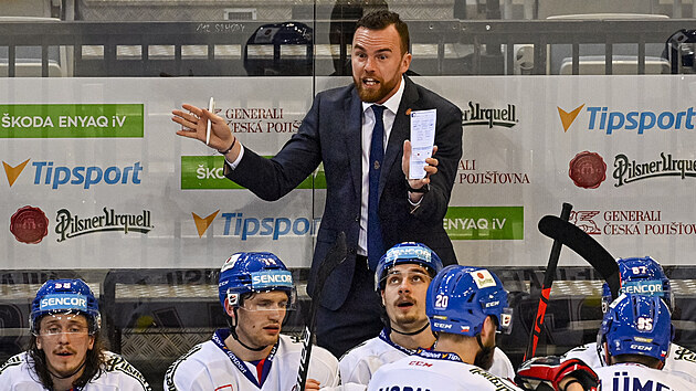 Kouč českých hokejistů Filip Pešán uděluje hráčům pokyny v zápase s Finskem.