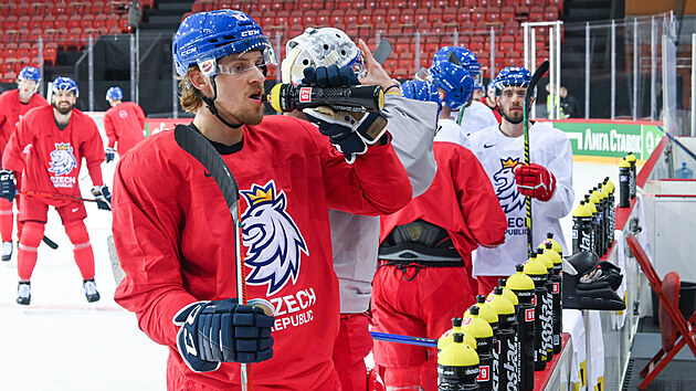 Útočník hokejového národního týmu Jiří Smejkal se občerstvuje během prvního tréninku v lotyšské Rize.