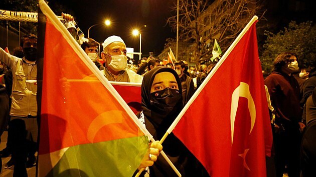 Tisce lid demonstrovaly ped izraelskou ambasdou v Ankae a tak u konzultu v Istanbulu proti eskalaci nsil mezi Izraelem a Palestinci. (10. kvtna 2021)