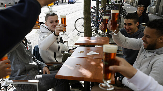 Francouzi si po pl roce mohou konen dopt pivo i kvu na restauran zahrdce. (19. kvtna 2021)