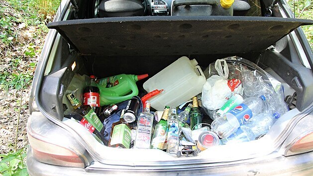 Policisté v kufru auta objevili nejen lahve alkoholu pocházející z nočního vloupání, ale také náčiní, které starší z mužů ke vloupání používal.