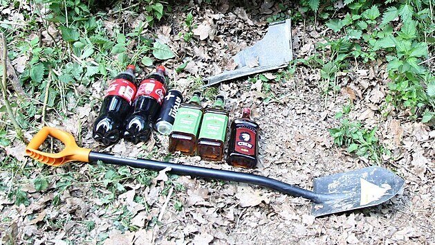 Policisté v kufru auta objevili nejen lahve alkoholu pocházející z nočního vloupání, ale také náčiní, které starší z mužů ke vloupání používal.