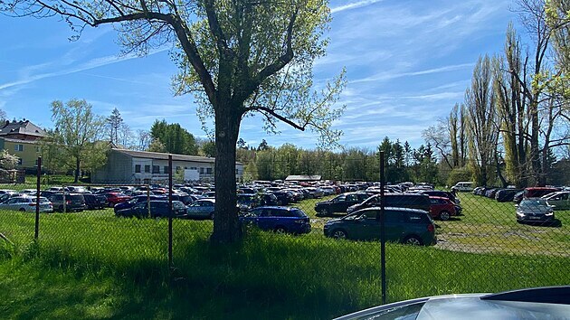 P��jezdov� cesta ke Svat�mu Kope�ku byla v ned�li 9. kv�tna uzav�ena. �idi�i parkovali, kde se jen dalo.