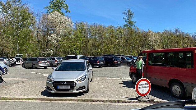 Příjezdová cesta ke Svatému Kopečku byla v neděli 9. května uzavřena. Řidiči parkovali, kde se jen dalo.