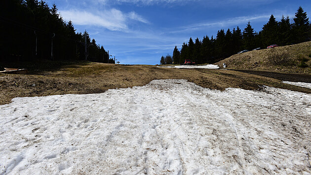 Na Červenohorském sedle se 10. května 2021 konalo recesní lyžování. Na tamní modré sjezdovce zbylo 30 centimetrů sněhu, který správci areálu rolbou upravili.