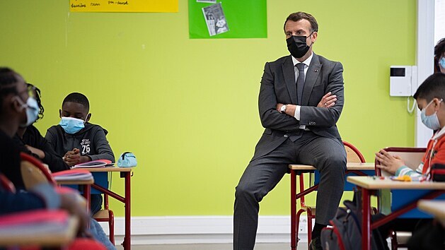 Francouzsk prezident Emmanuel Macron a francouzsk ministr kolstv Jean Michel Blanquer na nvtv zkladn koly v Melunu. (26. dubna 2021)