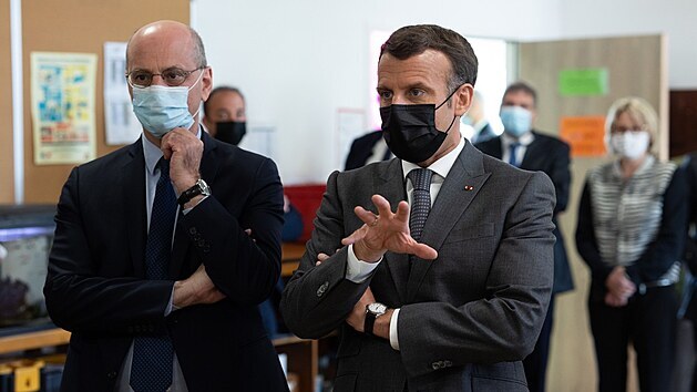 Francouzsk prezident Emmanuel Macron a francouzsk ministr kolstv Jean Michel Blanquer na nvtv zkladn koly v Melunu. (26. dubna 2021)