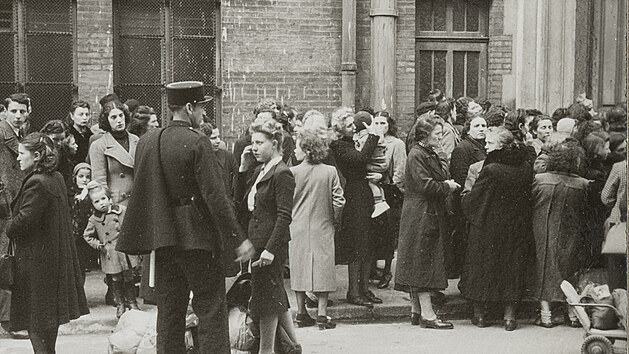 Příbuzní dostali instrukce, že mají zadrženým dojít pro zavazadlo s osobními věcmi a prdlem na nkolik dn. (14. kvtna 1941)