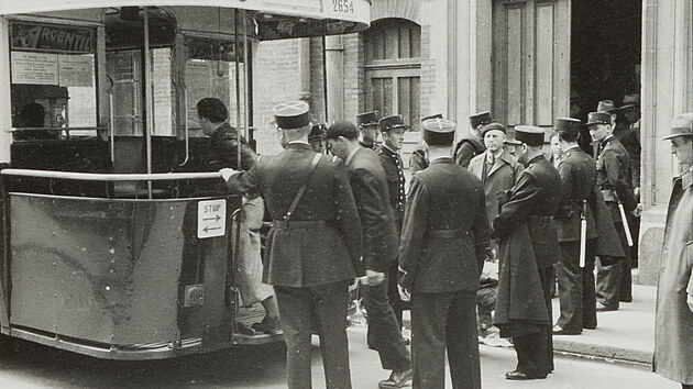 Zadržení židé nastupují do autobusů, kterými je policie následně převezla na vlakové nádraží. (14. kvtna 1941)