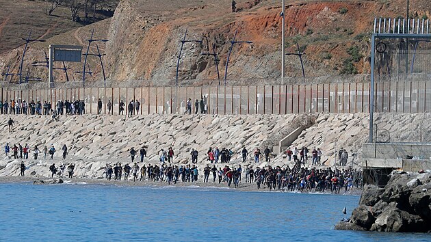 Migranti b smrem k hraninmu plotu s clem dostat se do panlska. (19. kvtna 2021)