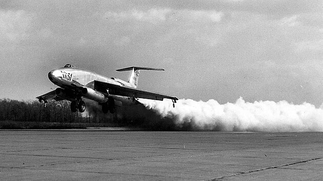 Martin XB-51 při vzletu s pomocnými raketami JATO