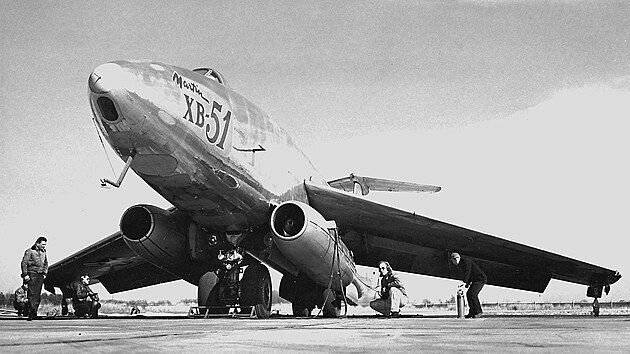Martin XB-51, nízko umístěné motory usnadňovaly údržbu.