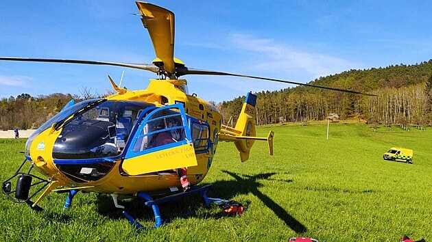 Horská služba zachraňovala z vrtulníku spadlého horolezce.