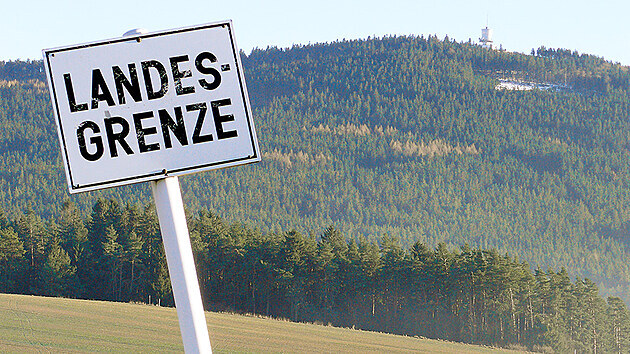 Pohled na Dyleň z hranice u německé obce Neualbenreuth
