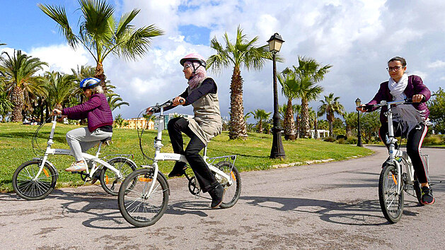 V dob ped pandemi se kad tden v nedli uily eny v centru Tunisu jzdu na kole.