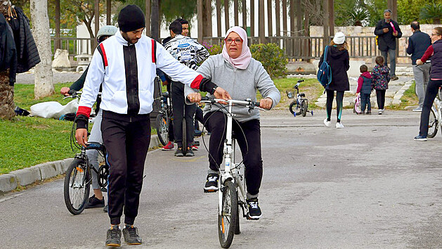 Většina Tunisanů však navzdory stoupající oblibě cyklistiky nadále dává přednost známým způsobům přepravy. Lidé nepovažují cyklistiku za způsob dopravy a cyklisté jsou považováni za chudé bez možnosti si koupit vůz.